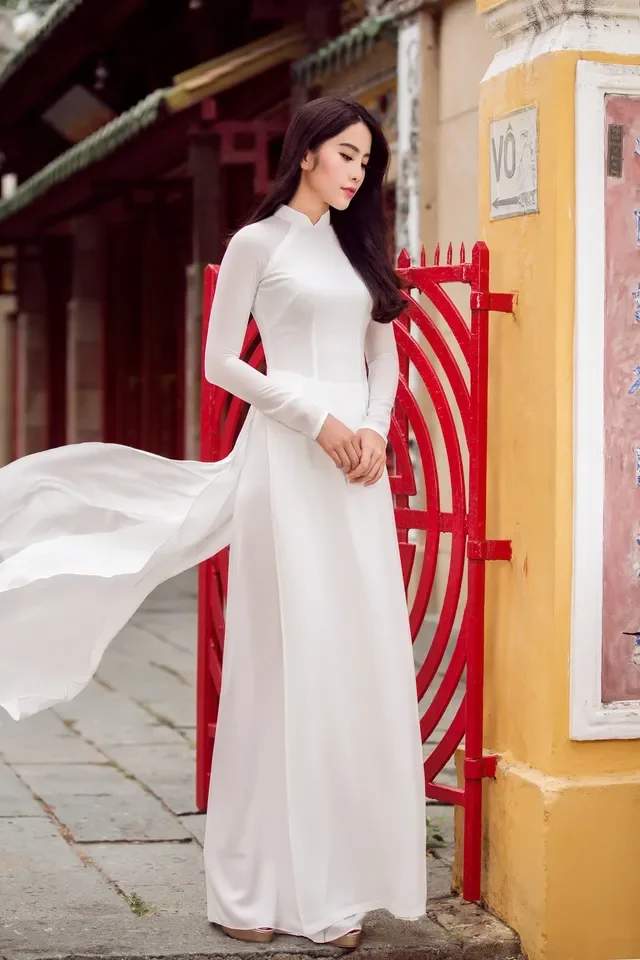 Phụ Kiện Đi Kèm: Hoàn Thiện Vẻ Đẹp Áo Dài